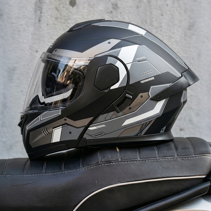 Full Face Motorcycle Helmet With Bluetooth - خوذة دراجة نارية مفتوحة الوجه معتمدة